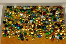 Hunderte Glasmurmeln - an die